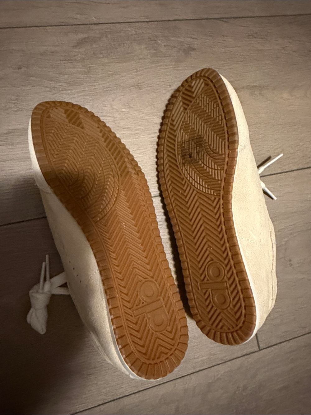 ALO Yoga Sandstone Neutral Low-Top Sneakers - Picture 5 of 8